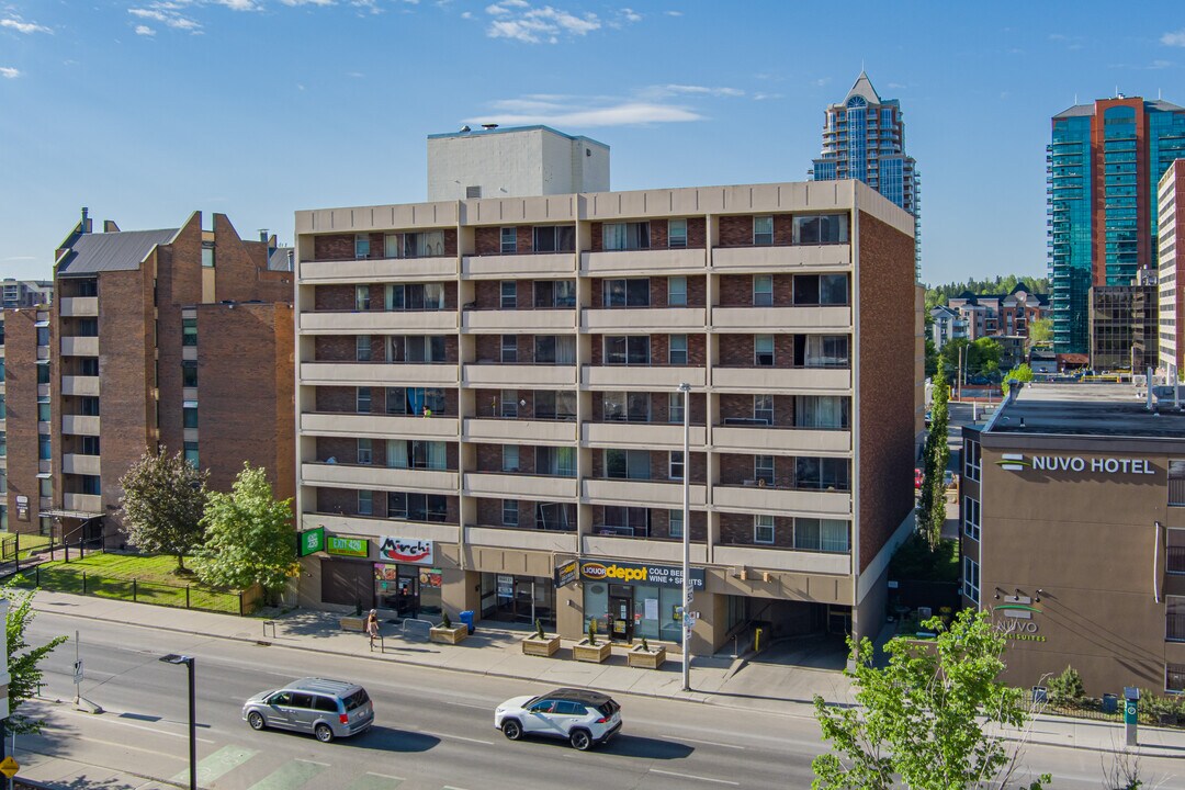 Sutton Place in Calgary, AB - Building Photo