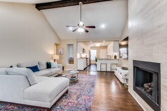 5302 Denton Dr in Dallas, TX - Building Photo - Building Photo