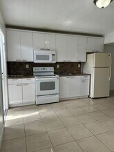 2401 Van Buren St in Hollywood, FL - Foto de edificio - Building Photo