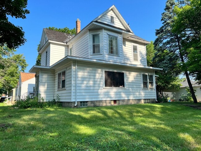 property at 900 W Parker St