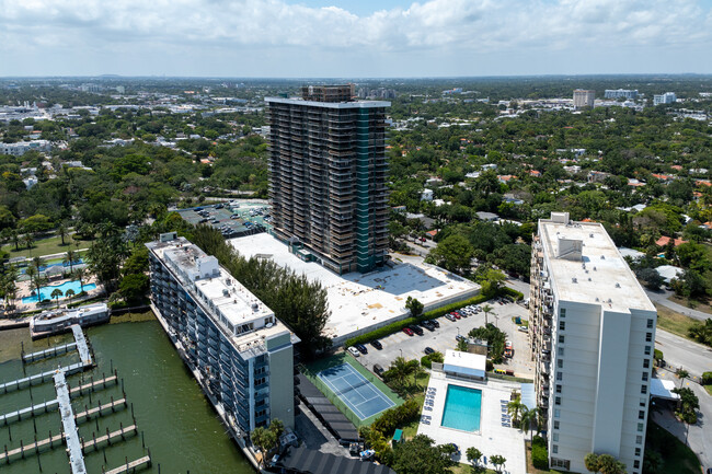 Palm Bay Yacht Club Condo in Miami, FL - Foto de edificio - Building Photo