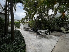 241 28th St, Unit 4 in Miami Beach, FL - Foto de edificio - Building Photo