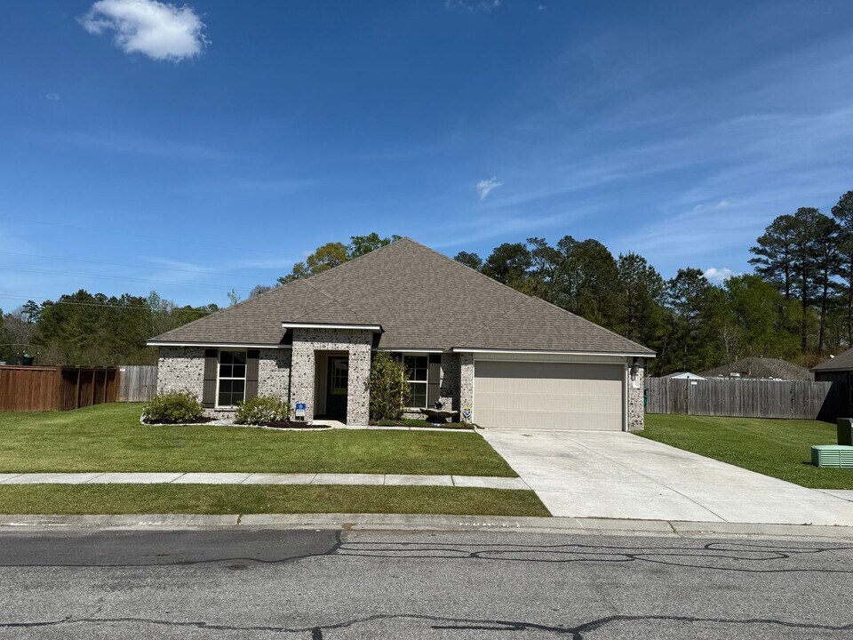 12823 Fowler Dr in Denham Springs, LA - Foto de edificio