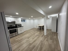 42 Bloomfield Ave in St Catharines, ON - Building Photo - Building Photo