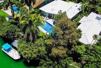 1325 Marseille Dr in Miami Beach, FL - Foto de edificio - Building Photo