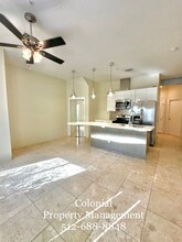 210 E 32nd St in Austin, TX - Foto de edificio - Building Photo