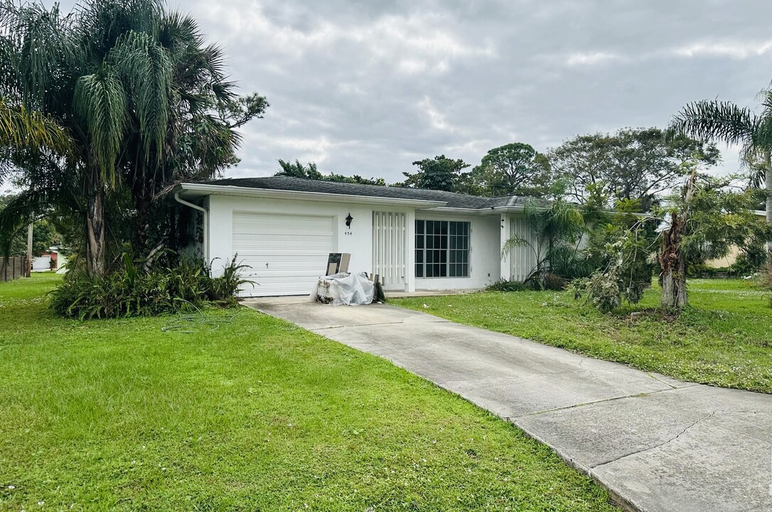 434 SE Tranquilla Ave in Port St. Lucie, FL - Building Photo