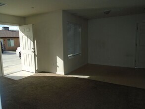 616 W Day Ave in Bakersfield, CA - Building Photo - Building Photo