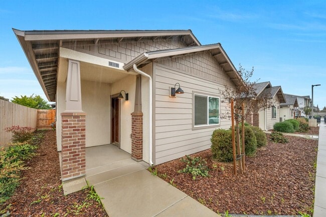 519 S Summit St in Visalia, CA - Building Photo - Building Photo