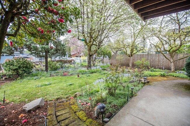 12839 SE 23rd Ave in Milwaukie, OR - Foto de edificio - Building Photo