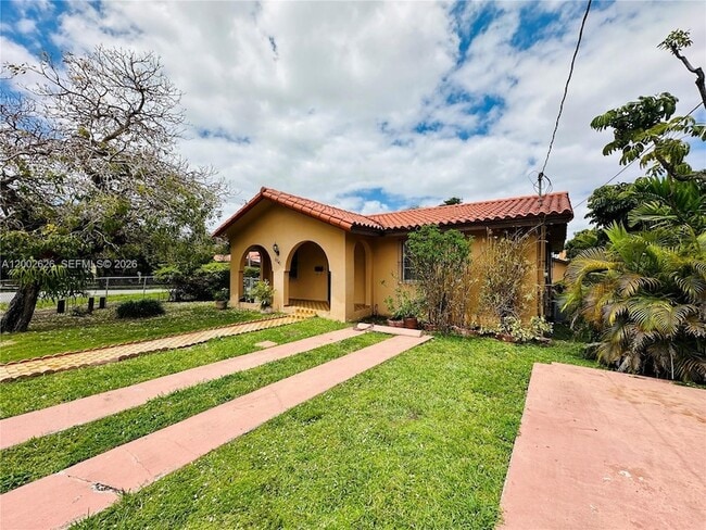 6241 SW 2nd St in Miami, FL - Foto de edificio - Building Photo