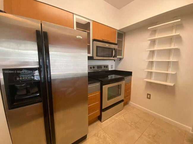 1750 N Bayshore Dr in Miami, FL - Building Photo - Building Photo