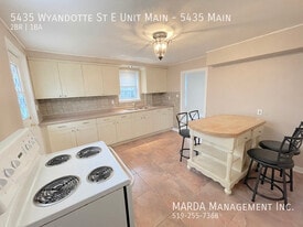 5435 Wyandotte St E in Windsor, ON - Building Photo