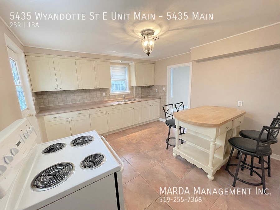 5435 Wyandotte St E in Windsor, ON - Building Photo