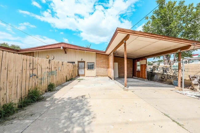 2718 E Price St in Laredo, TX - Building Photo - Building Photo