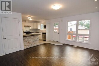 111 Dalehurst Dr in Ottawa, ON - Building Photo - Building Photo