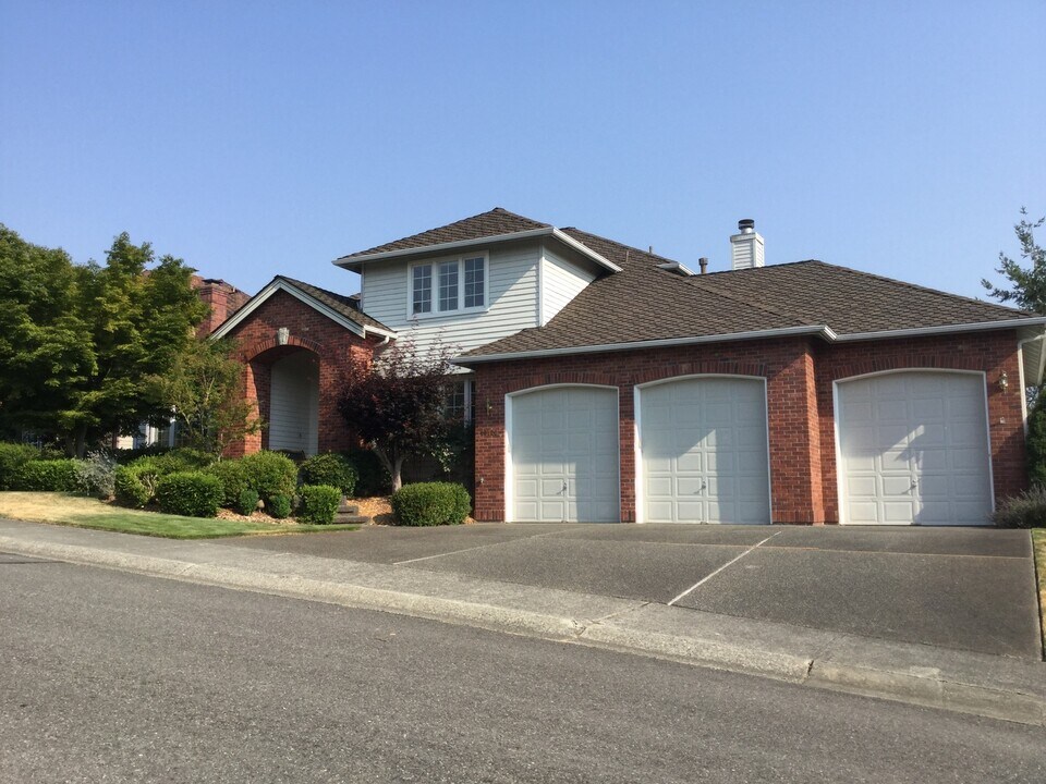 19126 NE 45th Pl in Sammamish, WA - Building Photo