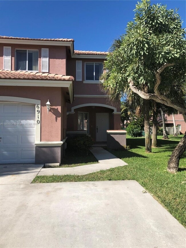 6910 SW 164th Ct in Miami, FL - Building Photo - Building Photo