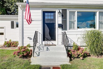 18 Sylvan Terrace in Newport, RI - Foto de edificio - Building Photo