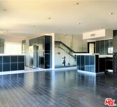 825 Le Doux Rd in Los Angeles, CA - Building Photo - Building Photo