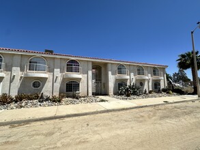 Spanish Villas in Palmdale, CA - Foto de edificio - Building Photo