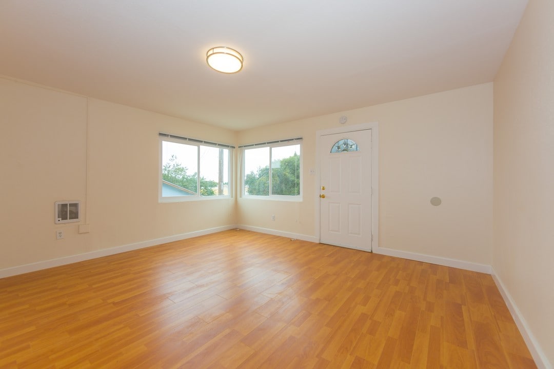 8117 Ney Ave in Oakland, CA - Building Photo