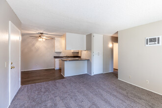 Carroll Apartments in San Diego, CA - Foto de edificio - Interior Photo