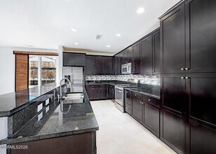 2082 Whitecliff Dr in Reno, NV - Building Photo - Building Photo