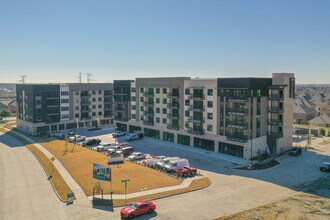 Sojourn at the Realm in The Colony, TX - Foto de edificio - Building Photo