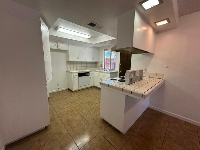 1711 E Paradise Ave in Visalia, CA - Building Photo - Building Photo