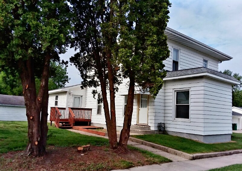 111 7th St NE in Independence, IA - Building Photo