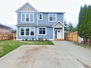 736 12th St in Courtenay, BC - Building Photo - Building Photo