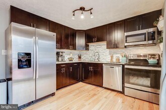 8280 Wold Den Ct in Springfield, VA - Building Photo - Building Photo