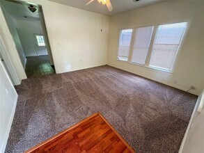 907 W Fischer St in Sherman, TX - Foto de edificio - Building Photo