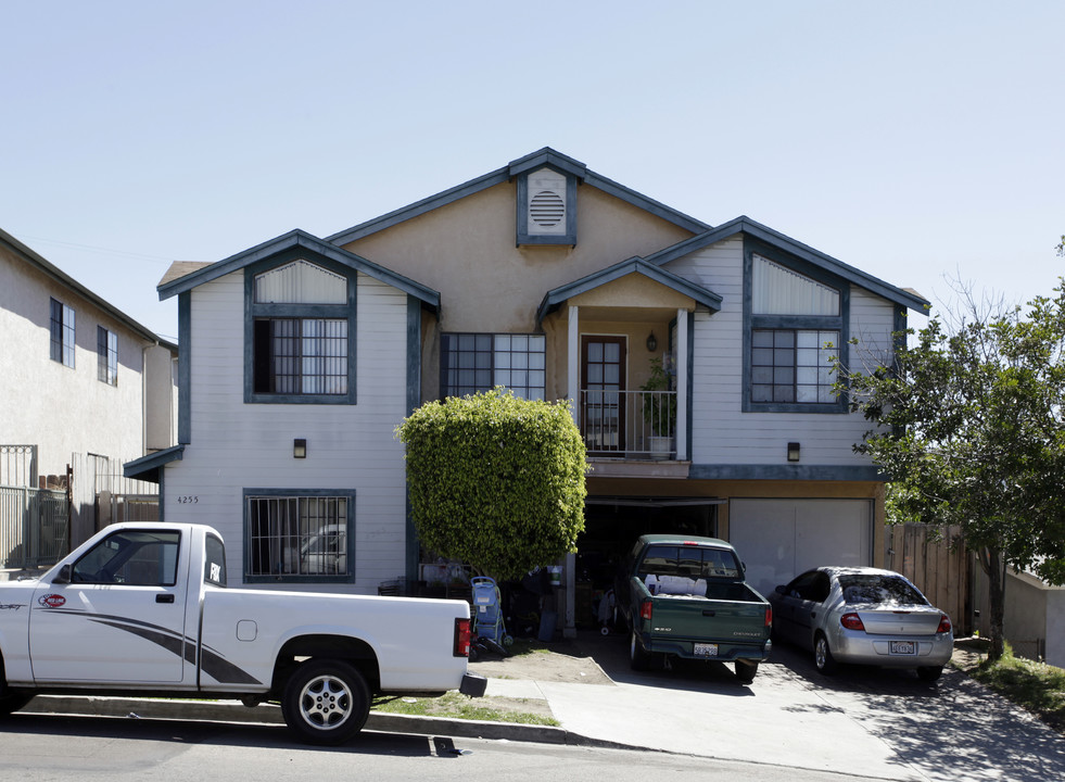 4255 Winona Ave in San Diego, CA - Foto de edificio