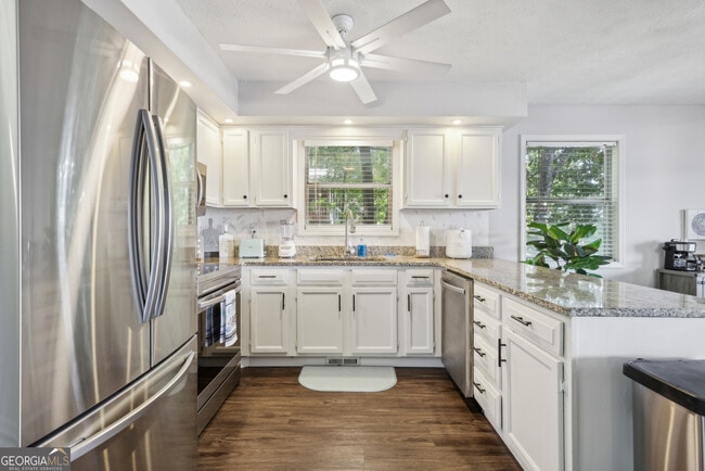 8470 Lake Dr in Snellville, GA - Building Photo - Building Photo