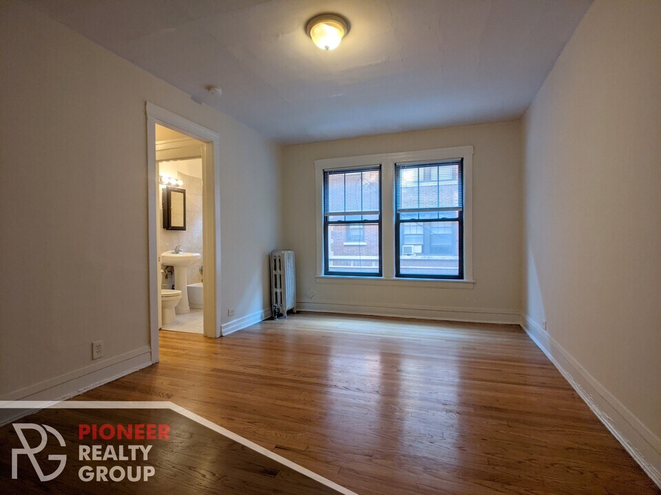 534 W Cornelia Ave, Unit 514-103 in Chicago, IL - Building Photo