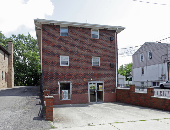 414 Harrison Ave in Lodi, NJ - Foto de edificio - Building Photo