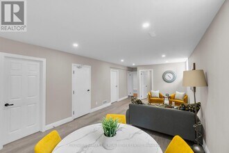 21 Little Lake Dr in Barrie, ON - Building Photo - Building Photo