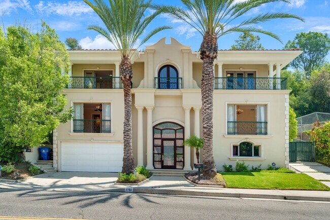 2784 Deep Canyon Dr in Beverly Hills, CA - Building Photo - Building Photo