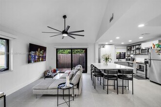 250 SW 97th Terrace in Pembroke Pines, FL - Building Photo - Building Photo