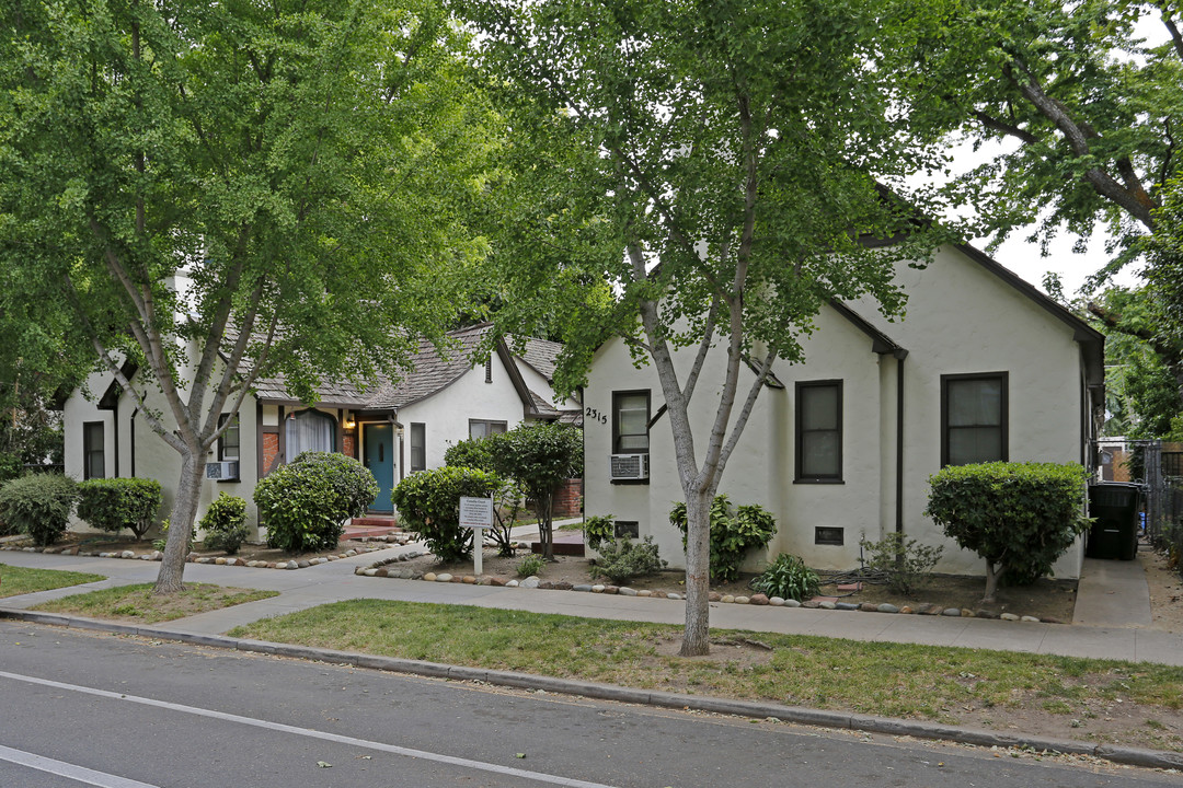 Camellia Court in Sacramento, CA - Building Photo