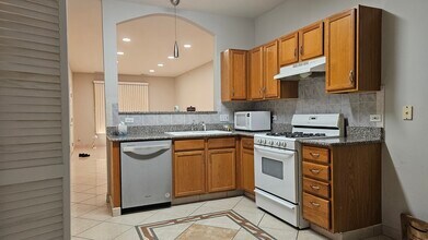 151 N Waters Edge Dr in Glendale Heights, IL - Building Photo - Building Photo