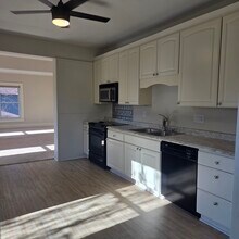 454 W Wisconsin Ave, Unit 2 in Oconomowoc, WI - Building Photo - Building Photo