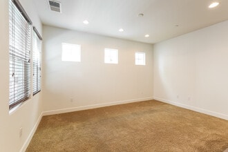 1591 Sylvia St in Hayward, CA - Foto de edificio - Building Photo