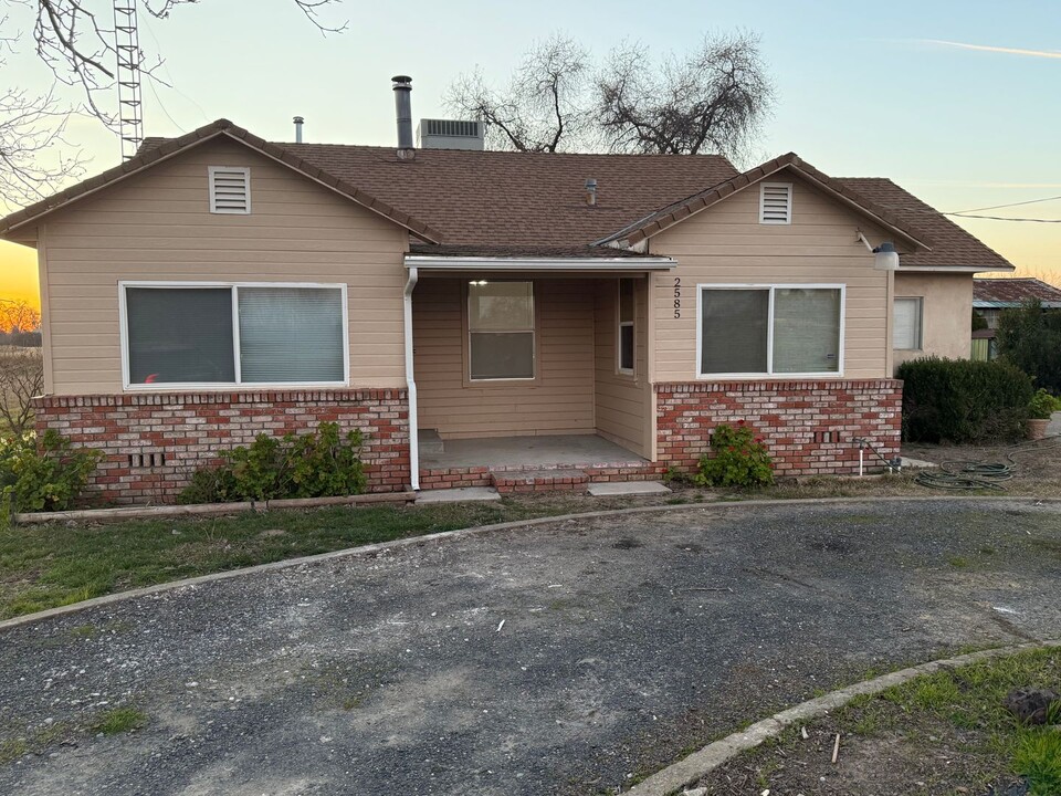 2585 Azevedo Ave in Biggs, CA - Building Photo