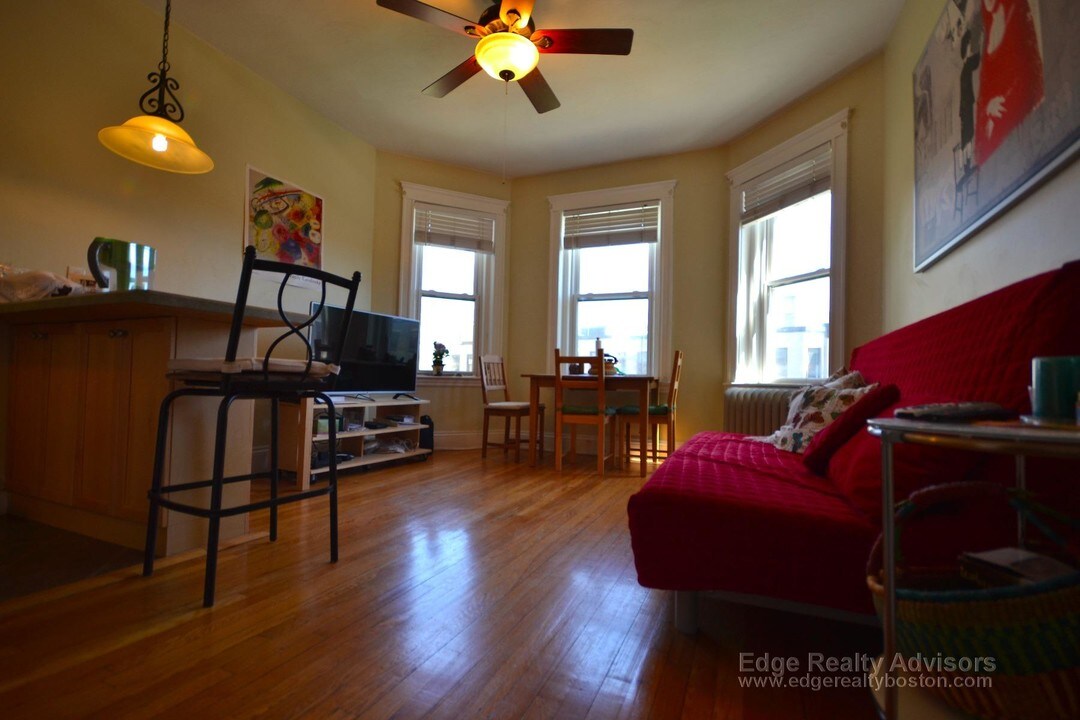 1564 Commonwealth Ave, Unit 9 in Boston, MA - Foto de edificio