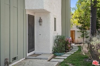 2570 Calle Abedul in Thousand Oaks, CA - Building Photo - Building Photo