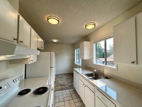 6041 SW Valley Ave in Beaverton, OR - Building Photo - Building Photo