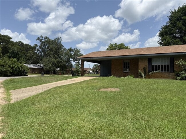 2113 Meadowview Cir in Coushatta, LA - Foto de edificio - Building Photo